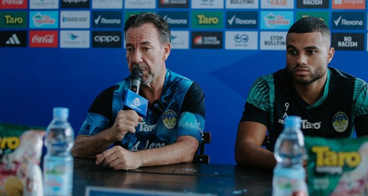 AMBISI: Jean Paul Van Gastel saat konferensi pers jelang laga kontra Persik Kediri di Stadion Sultan Agung, Bantul, Kamis (30/10/2025). Ia menegaskan timnya siap melanjutkan tren positif di kandang.